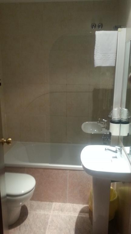 Hostal Restaurante Cornella Cornellà de Llobregat Quarto foto